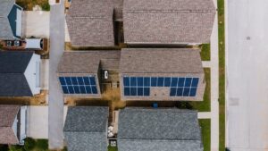 Az energiatakarékos ház egy olyan komplex, optimalizált építészeti és gépészeti rendszert jelent, amely a minimálisra csökkenti a külső energiaigényt a fűtés, a hűtés és a világítás során, miközben maximális lakókomfortot biztosít. A technológia nem csupán a vastag falakat jelenti, hanem a hőszigetelés, a nyílászárók és a megújuló energiaforrások precíz összehangolását.